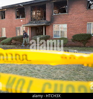 Detroit, Michigan - Police et d'incendie Incendie criminel enquêteurs sur les lieux d'un appartement en feu qui a tué cinq personnes. Le sapin-set délibérément Banque D'Images