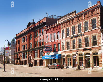 Kingston, Ontario, Canada, mars 8,2017. King Street, au centre-ville de Kingston, Ontario, Canada avec les entreprises et les restaurants Banque D'Images