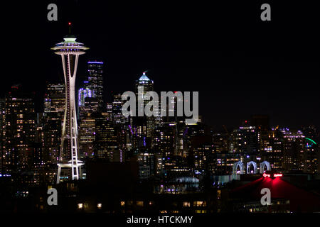 SEATTLE, Washington, USA - JAN 23rd, 2017 : Nuit paysage urbain de Seattle Skyline avec fond de ciel sombre pour la construction de phares, panorama vu de Kerry Park, Space Needle in focus Banque D'Images