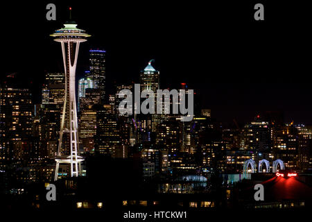 SEATTLE, Washington, USA - JAN 23rd, 2017 : Nuit paysage urbain de Seattle Skyline avec fond de ciel sombre pour la construction de phares, panorama vu de Kerry Park, Space Needle in focus Banque D'Images