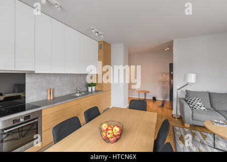Salon ouvert avec cuisine dans le studio Banque D'Images