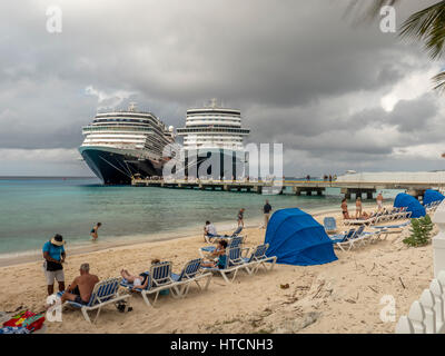 Les navires de Holland America MS Nieuw Amsterdam et Mme Koningsdam au centre du navire de croisière à Grand Turk, Îles Turques et Caïques Banque D'Images