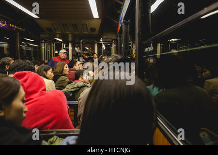 Les passagers sur le Peak Tram à la recherche sur la pittoresque à l'extérieur de Hong Kong. Banque D'Images