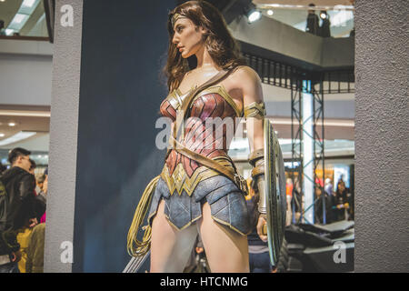 Wonder Woman Statue Gal Gadot à Hong Kong pour Superman Batman v : Dawn of Justice promotion 2016 Banque D'Images