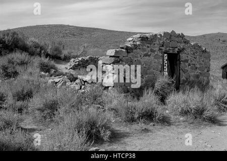 Mur de pierre partielle dans Bodie. Le Bodie State Park est la demeure de Bodie, une ville minière d'argent et de cuivre dans le désert de l'est de la Californie. Banque D'Images