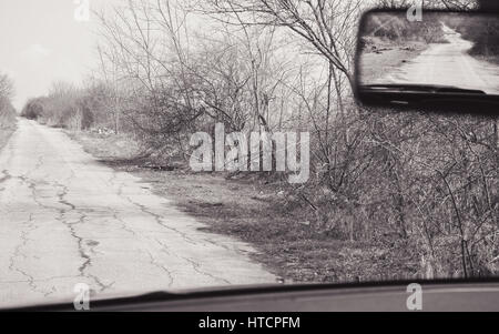Sur scène, la route inconnue de la voiture en noir et blanc. Banque D'Images