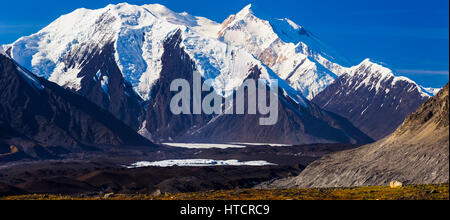 Vue panoramique de Mt. Brooks (Station de montagne) et de Denali (derrière) dominant le Glacier Muldrow dans Denali National Park Banque D'Images