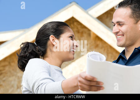 Un couple holding a blueprint Banque D'Images