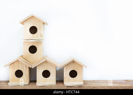 Maisons d'oiseaux en bois sur le vieux bois fond blanc Banque D'Images