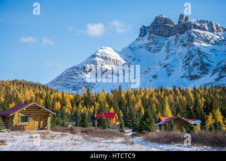 Cabines de Mount Assiniboine Lodge, le parc provincial du mont Assiniboine, Colombie Britannique, Canada Banque D'Images