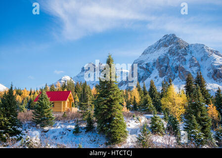 Cabine de Mount Assiniboine Lodge, le parc provincial du mont Assiniboine, Colombie Britannique, Canada Banque D'Images