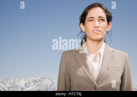 Businesswoman et montagne Banque D'Images