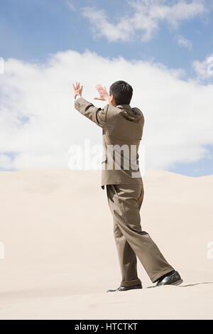 Businessman in desert Banque D'Images