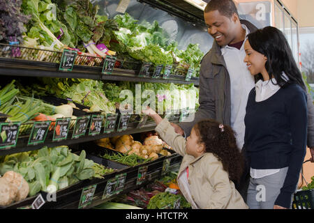 Family shopping dans un supermarché Banque D'Images