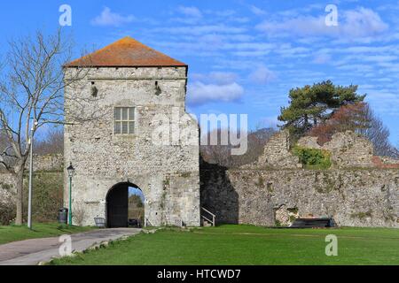 PORTCHESTER, Hampshire, Angleterre, 30 MAR 2015 : Portchester Castle est un château médiéval construit au sein d'un ancien fort Romain à Portchester dans Hampshire Banque D'Images