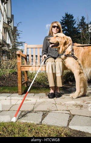 Femme Aveugle avec un chien-guide Banque D'Images