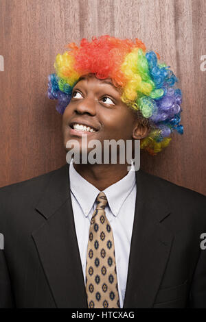 Businessman wearing clown perruque Banque D'Images