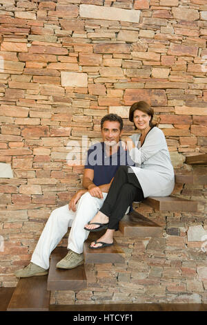 Couple sitting on steps Banque D'Images