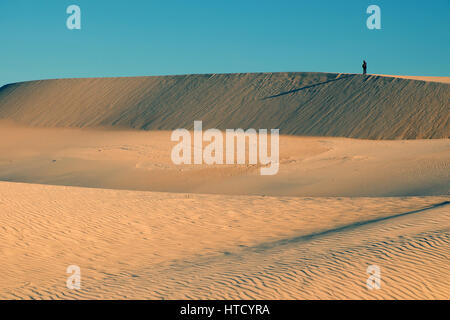 Amazing Sand hill vietnamiens à Bau Trang, Mui Ne, Vietnam. Homme seul marche sur sandy de voyage d'été, profitez du voyage d'aventure en été Banque D'Images