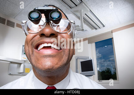 Porter des loupes binoculaires dentaire dentiste Banque D'Images