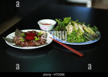 La viande de chien à la vapeur avec des herbes et des sauces au Vietnam Banque D'Images