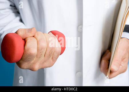 Doctor holding a dumbbell Banque D'Images