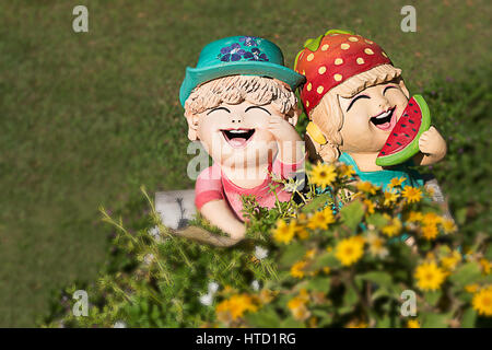 Close up,Happy dolls dans le jardin  <couleur > Banque D'Images