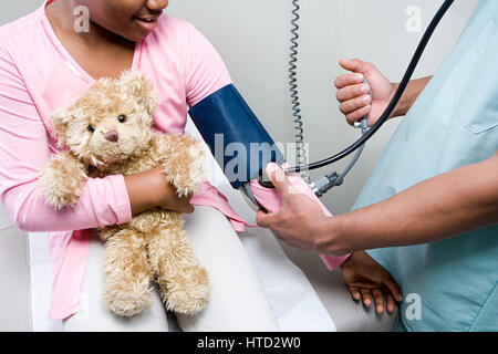 Médecin contrôle girl Banque D'Images