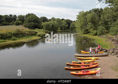 Canoë-kayak sur la rivière de Concord à North Bridge, Concord, MA, USA. Banque D'Images