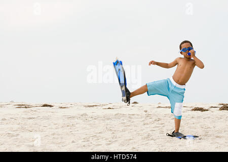 Boy wearing snorkel et palmes Banque D'Images