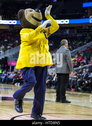 Mar 09 2017 Las Vegas, NV, États-Unis d'Amérique Californie Mascot Oski au cours de la CIP 12 NCAA Men's Basket-ball tournoi entre la Californie et l'Utah Utes 78-75 ours à gagner T Mobile Arena de Las Vegas, NV. James Thurman/CSM Banque D'Images