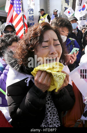 Séoul, Corée du Sud. 10 Mar, 2017. Les partisans du Président de la Corée du Sud Park Geun-hye réagir après la décision de la Cour sur la destitution du parc près de la Cour constitutionnelle. Credit : Min Won-Ki/ZUMA/Alamy Fil Live News Banque D'Images