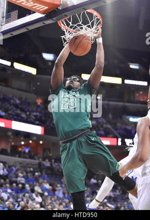 Memphis, TN, USA. 2e Mar, 2017. Avant de Tulane Blake Paul fait un dunk au cours de la première moitié d'un jeu de basket-ball universitaire NCAA contre Memphis au FedEx Forum de Memphis, TN. Memphis a remporté 92-70. McAfee Austin/CSM/Alamy Live News Banque D'Images