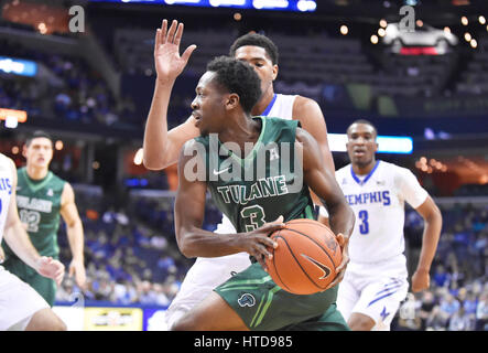 Memphis, TN, USA. 2e Mar, 2017. Ona Embo Tulane Ray (3) lecteurs vers le panier au cours de la première moitié d'un match de basket-ball de NCAA college au FedEx Forum de Memphis, TN. Memphis a remporté 92-70. McAfee Austin/CSM/Alamy Live News Banque D'Images