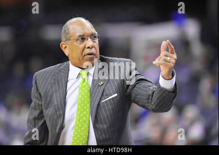 Memphis, TN, USA. 2e Mar, 2017. Memphis coach Tubby Smith demande que l'un de ses joueurs au cours de la première moitié d'un jeu de basket-ball universitaire NCAA Tulane contre au FedEx Forum de Memphis, TN. Memphis a remporté 92-70. McAfee Austin/CSM/Alamy Live News Banque D'Images