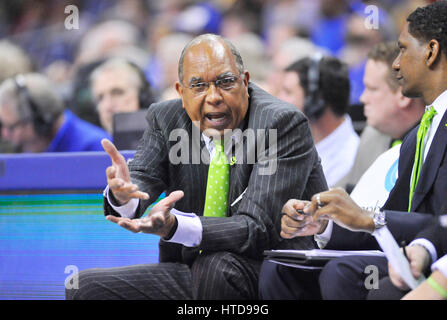 Memphis, TN, USA. 2e Mar, 2017. Memphis coach Tubby Smith réagit à l'un de ses entraîneurs adjoints au cours de la première moitié d'un match de basket-ball de NCAA college au FedEx Forum de Memphis, TN. Memphis a remporté 92-70. McAfee Austin/CSM/Alamy Live News Banque D'Images