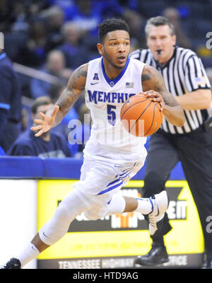 Memphis, TN, USA. 2e Mar, 2017. Memphis guard Markel Crawford fonctionne jusqu'cour au cours de la première moitié d'un match de basket-ball de NCAA college au FedEx Forum de Memphis, TN. Memphis a remporté 92-70. McAfee Austin/CSM/Alamy Live News Banque D'Images