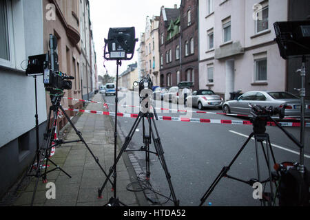 Herne, Allemagne. 10 Mar, 2017. Caméras de télévision en bouclés Sedanstrasse (Berline Street) à Herne, Allemagne, 10 mars 2017. Marcel H., l'assassin présumé d'un jeune garçon de 9 ans nommé Jaden, averti la police d'un incendie dans la rue Sedanstrasse (Sedan) le soir du 09 mars 2017, conduisant les enquêteurs à le corps d'un homme. Photo : Marcel Kusch/dpa/Alamy Live News Banque D'Images