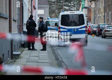 Herne, Allemagne. 10 Mar, 2017. Les agents de police debout dans bouclés Sedanstrasse (Berline Street) à Herne, Allemagne, 10 mars 2017. Marcel H., l'assassin présumé d'un jeune garçon de 9 ans nommé Jaden, averti la police d'un incendie dans la rue Sedanstrasse (Sedan) le soir du 09 mars 2017, conduisant les enquêteurs à le corps d'un homme. Photo : Marcel Kusch/dpa/Alamy Live News Banque D'Images