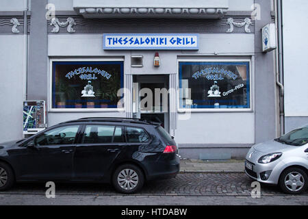 Herne, Allemagne. 10 Mar, 2017. Le Grill de Thessalonique sur Sedanstrasse (berline) Rue toujours fermée à Herne, Allemagne, 10 mars 2017. Marcel H., l'assassin présumé d'un jeune garçon de 9 ans nommé Jaden, averti la police d'un incendie dans la rue Sedanstrasse (Sedan) le soir du 09 mars 2017, conduisant les enquêteurs à le corps d'un homme. Photo : Marcel Kusch/dpa/Alamy Live News Banque D'Images