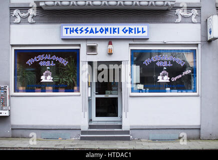 Herne, Allemagne. 10 Mar, 2017. Le Grill de Thessalonique sur Sedanstrasse (berline) Rue toujours fermée à Herne, Allemagne, 10 mars 2017. Marcel H., l'assassin présumé d'un jeune garçon de 9 ans nommé Jaden, averti la police d'un incendie dans la rue Sedanstrasse (Sedan) le soir du 09 mars 2017, conduisant les enquêteurs à le corps d'un homme. Photo : Marcel Kusch/dpa/Alamy Live News Banque D'Images