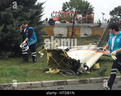 Istanbul. 10 Mar, 2017. Photo prise le 10 mars 2017 affiche le site où un hélicoptère s'est écrasé à Istanbul, Turquie. Un hélicoptère s'est écrasé vendredi à Istanbul, laissant cinq morts à bord, les médias locaux ont rapporté. Bakirci-Depo Crédit Photos : Cem/Xinhua/Alamy Live News Banque D'Images