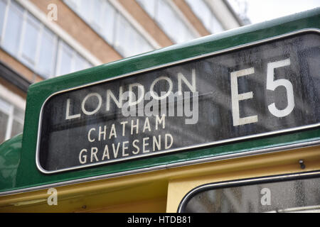 La station de bus Victoria, London, UK. 10 Mar, 2017. Autocars et autobus classique sur l'affichage au cours de la fin de semaine à la station de bus Victoria 85e anniversaire du festival. Crédit : Matthieu Chattle/Alamy Live News Banque D'Images