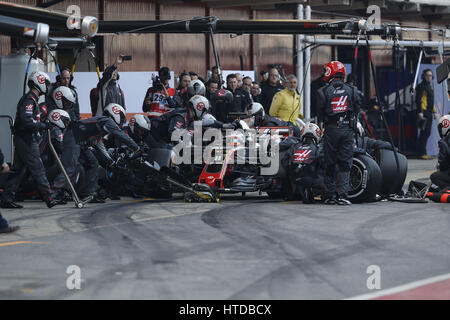 Montmelo, Espagne. 10 mars 2017. ROMAIN GROSJEAN de la France et de l'AHA F1 Team fait un pit stop à la pratique durant la Formule 1 2017 essais pré-saison sur le circuit de Catalunya, dans Montmelo, près de Barcelone, en Espagne. Credit : James/Gasperotti ZUMA Wire/Alamy Live News Banque D'Images