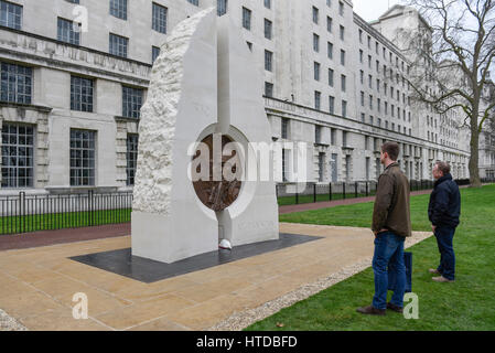 Londres, Royaume-Uni. 10 Mar, 2017. Les membres du public se réunissent pour voir le monument, créé par Paul Day, dédié à ceux qui ont servi dans les guerres en Irak et en Afghanistan, qui a été dévoilé par la Reine hier. La sculpture se compose de deux monolithes en pierre et un médaillon de bronze et marque aussi la contribution apportée par des civils dans les conflits. Crédit : Stephen Chung/Alamy Live News Banque D'Images