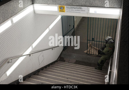 Berlin, Allemagne. 09Th Mar, 2017. Un policier dans un équipement de protection à l'entrée de l'U2 de métro métro Zoologischer Garten de Berlin, Allemagne, 09 mars 2017. Un colis suspect sur la ligne 2 du métro de Berlin à la station Zoo a déclenché une opération de police. La plate-forme a été effacée et le train s'est arrêté. Photo : Jörg Carstensen/dpa/Alamy Live News Banque D'Images