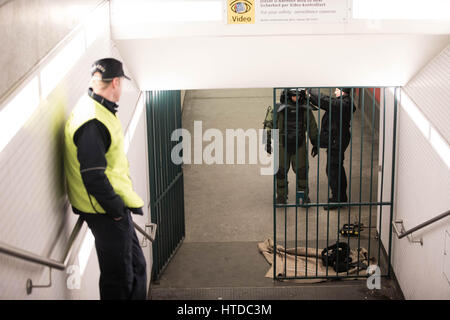 Berlin, Allemagne. 09Th Mar, 2017. Un général portant des expolsive vitesse à l'entrée de l'U2 de métro métro Zoologischer Garten de Berlin, Allemagne, 09 mars 2017. Un colis suspect sur la ligne 2 du métro de Berlin à la station Zoo a déclenché une opération de police. La plate-forme a été effacée et le train s'est arrêté. Photo : Jörg Carstensen/dpa/Alamy Live News Banque D'Images