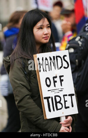 Whitehall, Londres, Royaume-Uni. 10 Mar, 2017. Tibétains et sympathisants du Tibet à prendre part à une manifestation devant Downing Street et mars à l'ambassade de Chine à Londres aux marques 58e anniversaire du soulèvement national tibétain lorsque des milliers de Tibétains ont été tués au cours d'une révolte contre l'invasion chinoise. Credit : Dinendra Haria/Alamy Live News Banque D'Images