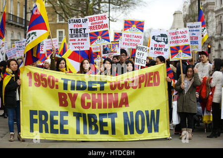 Whitehall, Londres, Royaume-Uni. 10 Mar, 2017. Tibétains et sympathisants du Tibet à prendre part à une manifestation devant Downing Street et mars à l'ambassade de Chine à Londres aux marques 58e anniversaire du soulèvement national tibétain lorsque des milliers de Tibétains ont été tués au cours d'une révolte contre l'invasion chinoise. Credit : Dinendra Haria/Alamy Live News Banque D'Images