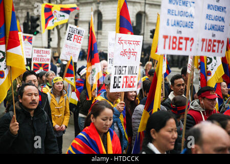 Whitehall, Londres, Royaume-Uni. 10 Mar, 2017. Tibétains et sympathisants du Tibet à prendre part à une manifestation devant Downing Street et mars à l'ambassade de Chine à Londres aux marques 58e anniversaire du soulèvement national tibétain lorsque des milliers de Tibétains ont été tués au cours d'une révolte contre l'invasion chinoise. Credit : Dinendra Haria/Alamy Live News Banque D'Images